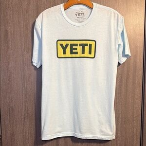 Yeti Men's Light Blue Short Sleeve Logo Badge Graphic Tshirt Size Medium VGUC